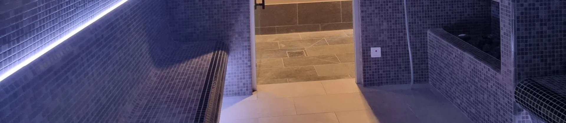 Rum klätt i blå mosaik med indirekt belysning
