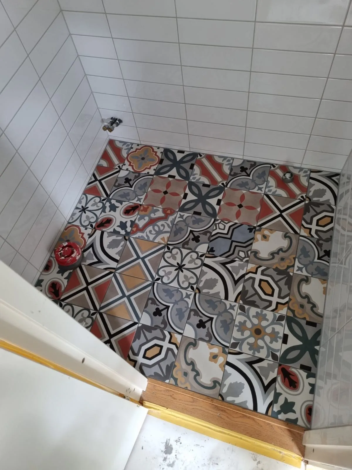 Mönstrade plattor på golvet